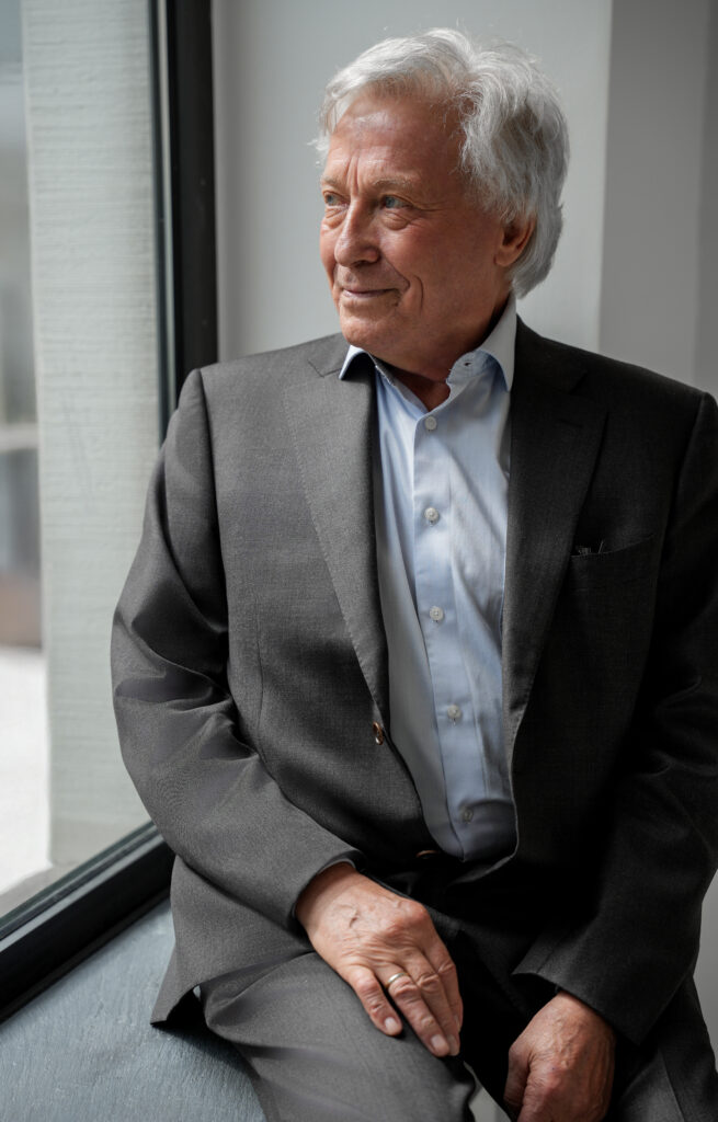 Fachanwalt Rüdiger Schmidt mit Blick aus dem Fenster.